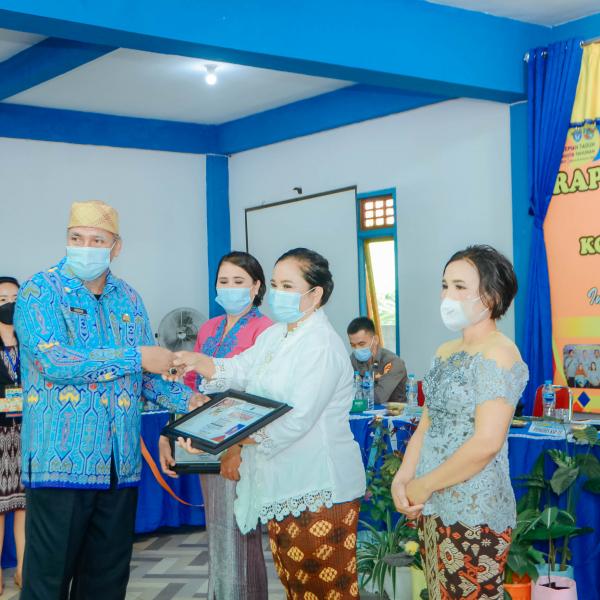 Piagam Penghargaan Karyawan Perdana KSP Tepian Taduh