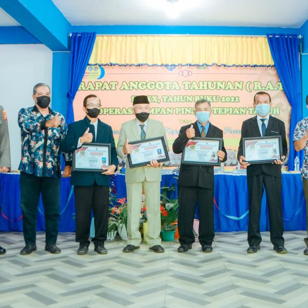 Penyerahan Sertifikat / Piagam